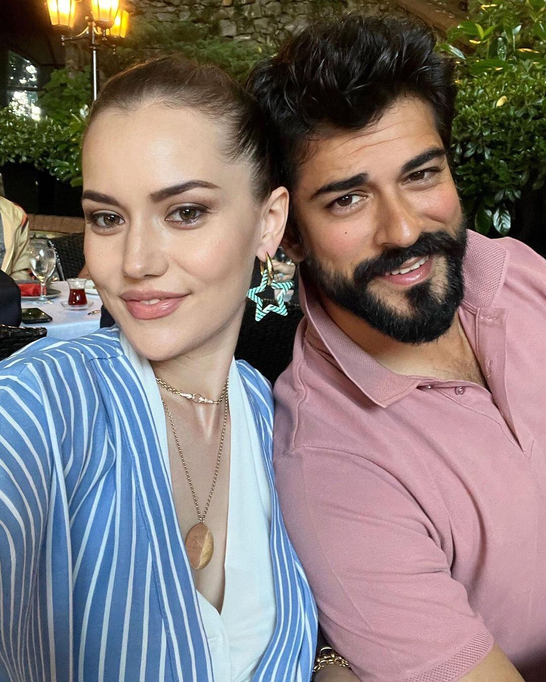 El actor turco Burak Özçivit y su novia, la también actriz Fahriye Evcen (Foto: Fahriye Evcen/ Instagram)