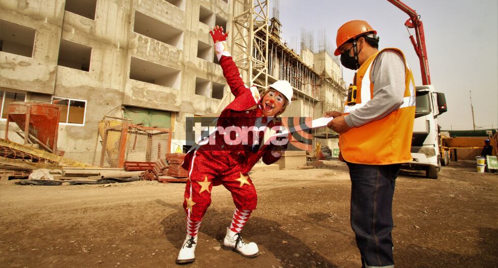 Ingeniero ejerce su carrera y también trabaja como payasito
