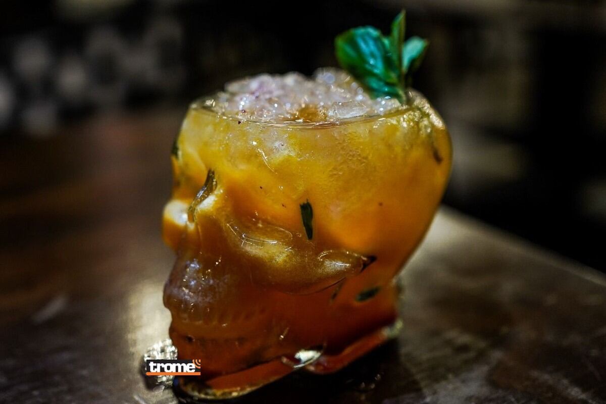 Cócteles moleculares están en tendencia y hay innovaciones con temáticas por Halloween. (Entrevista: Isabel Medina / Fotos: Renzo Salazar / Trome).