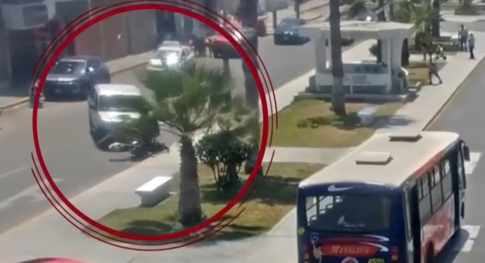 Delincuentes perdieron su arma de fuego como consecuencia del impacto. (Sol Perú Tv)