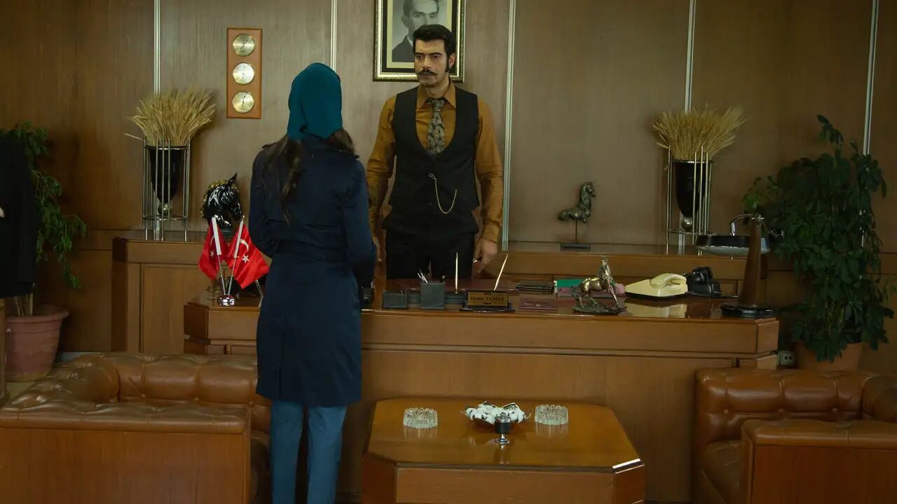 Ümit y Demir mantienen una tensa conversación luego de que el hacendado queda libre (Foto: Tims & B Productions)