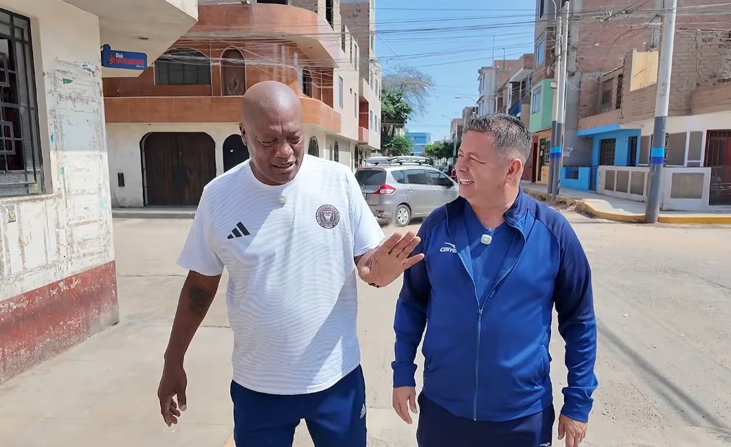 Los compadres Balán Gonzales y Alfonso Yáñez tuvieron tremendo reencuentro en Lateando con Puchungo. (@photo.gec)