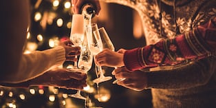 Ten en cuenta que las bebidas alcohólicas azucaradas suelen afectar más al organismo y en menos tiempo. Por ejemplo: cocteles con jugos artificiales, tragos con gaseosas, ponches, licores dulces y bebidas listas para tomar con sabor a frutas. Foto: Istock