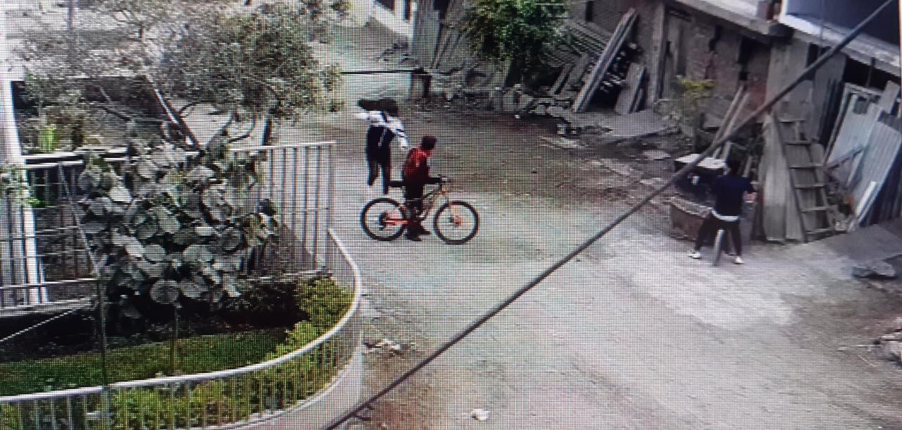 Delincuentes armados, a bordo de un mototaxi azul con puertas y techo blanco, arrastraron a una madre de familia de 47 años, para robarle su cartera.