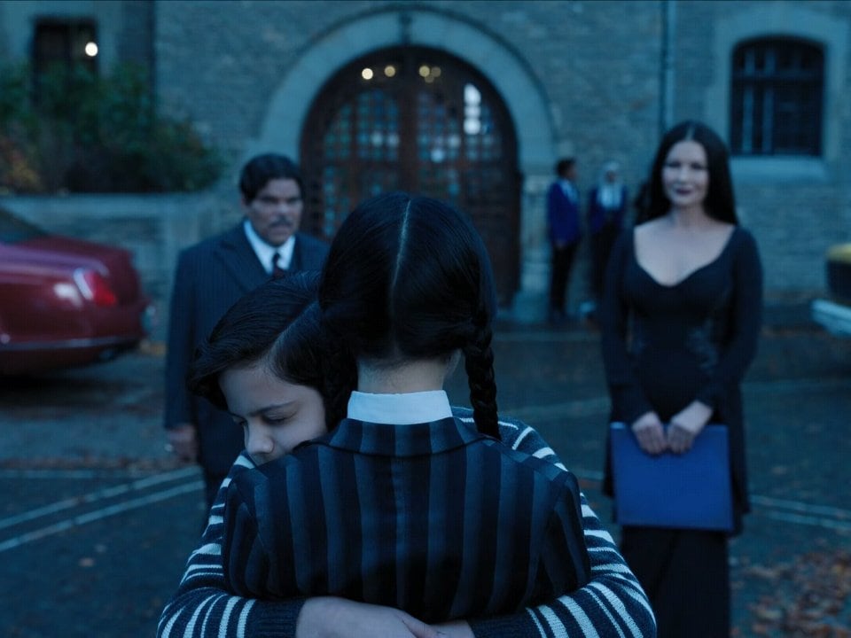 Homero, Morticia y Pericles despidiéndose de Merlina en la Academia Nunca Más en "Wednesday" (Foto: Netflix)