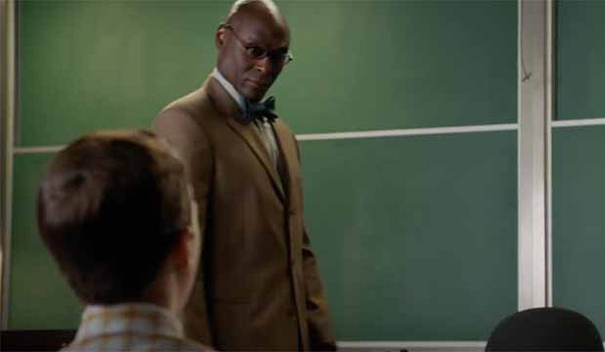 El momento en el que un pequeño Sheldon le pide a su maestro ayuda, pero este se niega en "Young Sheldon" (Foto: CBS)