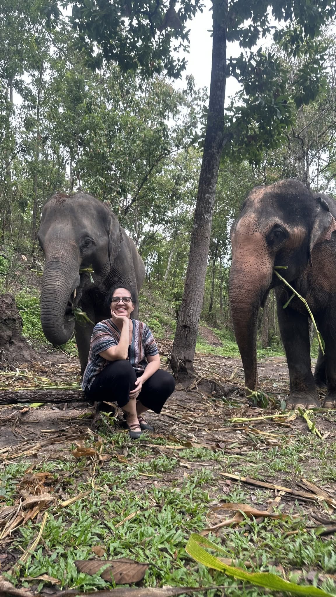 Uno de sus pasatiempos favoritos es viajar. Aquí está en un santuario de elefantes de Chiang Mai. Foto: Facebook Wendy Ramos.