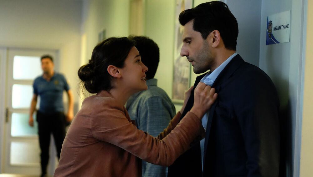 Ceylin interroga a Ilgaz (Foto: Ay Yapim)