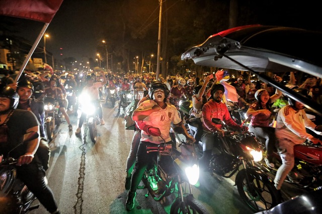Caravana de motociclistas venezolanos recorren los alrededores del Estadio Nacional para alentar a la Vinotinto. Foto: Anthony Niño de Guzmán/ @photo.gec