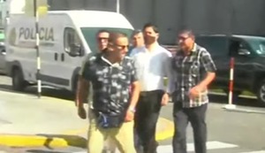 Dr. Fong llega a la Dirincri para declarar por caso de Muñequita Milly: “Vino con matones”, dice reportero