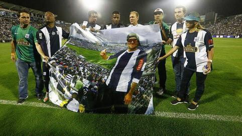 Alianza Lima jugó en el 'Día del Hincha Blanquiazul' con el escudo de Chapecoense. Foto: Archivo.