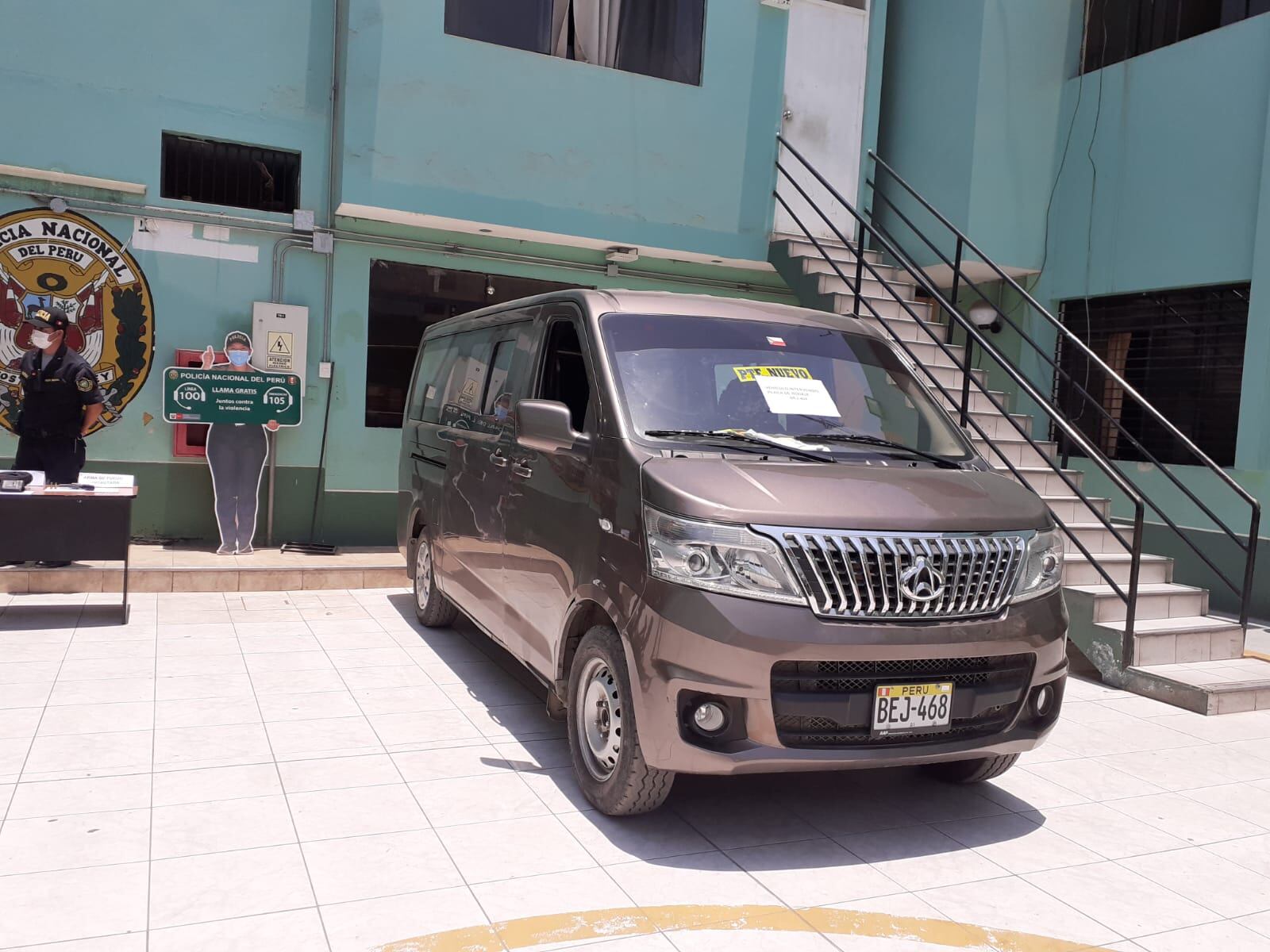 Tras una persecución de varias cuadras, tres presuntos integrantes de la banda ‘Los Gatilleros de Canto Rey’, liderados por un venezolano, y quienes se habrían hecho pasar como colectiveros, fueron atrapados por varias brigadas de policías. (foto: Mónica Rochabrum)