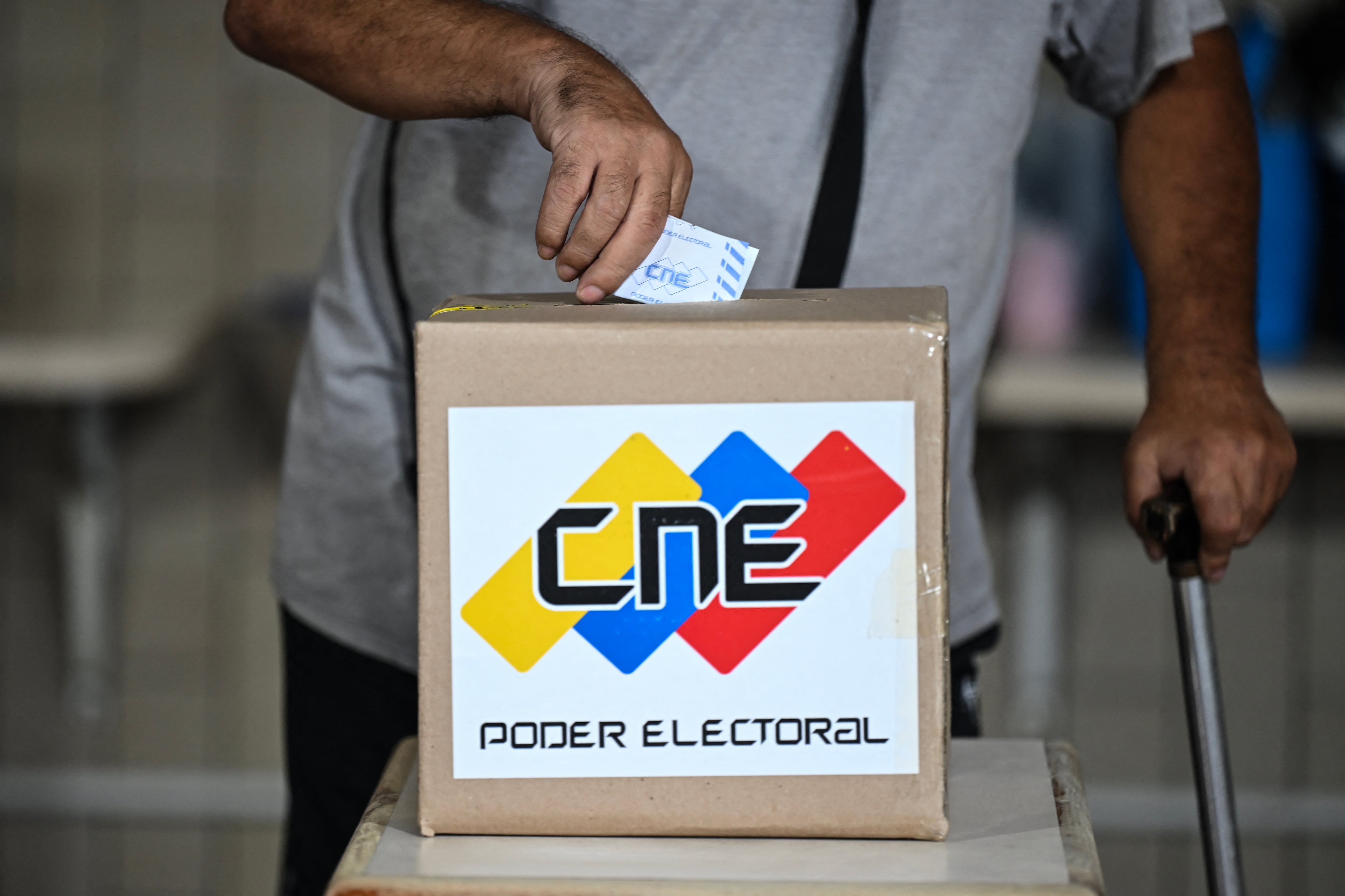 Un hombre emite su voto durante las elecciones presidenciales venezolanas, en Caracas, el 28 de julio de 2024. (Foto de RAUL ARBOLEDA / AFP)