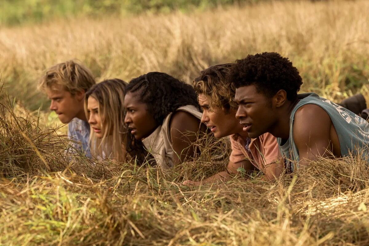 Rudy Pankow como JJ, Madelyn Cline como Sarah Cameron, Carlacia Grant como Cleo, Chase Stokes como John B, Jonathan Daviss como Pope en la temporada 3 de "Outer Banks" (Foto: Netflix)
