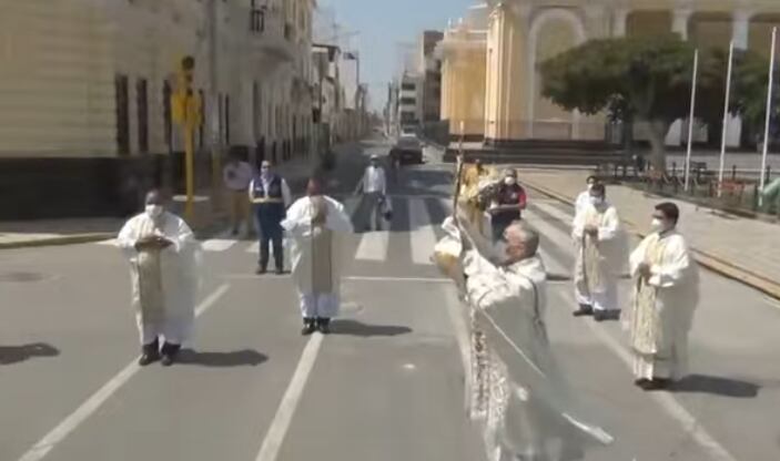 Papa León XIV cuando era obispo junto a otros sacerdotes en Chiclayo durante el coronavirus.