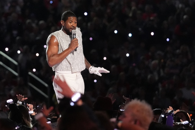 Usher durante el Apple Music halftime show del Super Bowl LVIII entre Kansas City Chiefs y San Francisco 49ers en el Allegiant Stadium de Las Vegas, Nevada. (Photo by TIMOTHY A. CLARY / AFP)