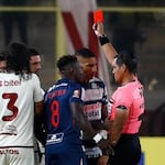 Luis Advíncula recibe la tarjeta roja antes del primer minuto; pero árbitro la cambia por amarilla tras revisión del VAR