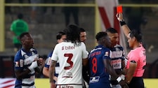 Luis Advíncula recibe la tarjeta roja antes del primer minuto; pero árbitro la cambia por amarilla tras revisión del VAR