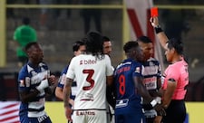 Luis Advíncula recibe la tarjeta roja antes del primer minuto; pero árbitro la cambia por amarilla tras revisión del VAR