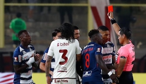 Luis Advíncula recibe la tarjeta roja antes del primer minuto; pero árbitro la cambia por amarilla tras revisión del VAR