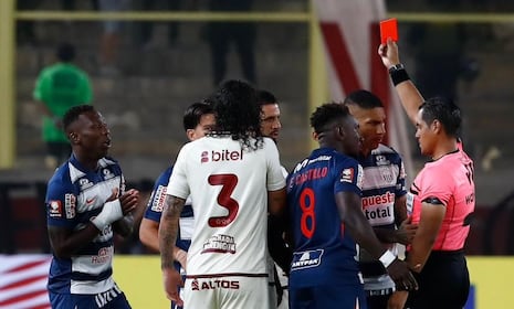 Luis Advíncula recibe la tarjeta roja antes del primer minuto; pero árbitro la cambia por amarilla tras r...