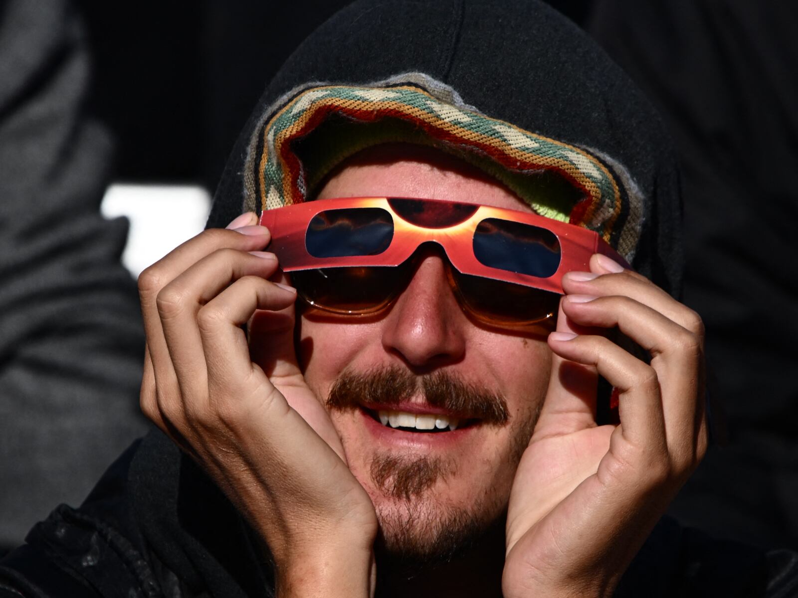 Miles de personas se reúnen para ver el eclipse solar de octubre 2023 (Foto: AFP)