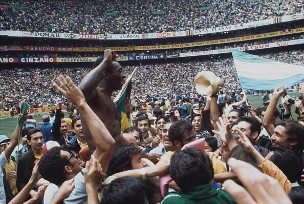 Los hinchas invadieron el campo de juego tras la consagración del 'Scratch' (Foto: Rolls Press/Popperfoto via Getty Images/Getty Images)