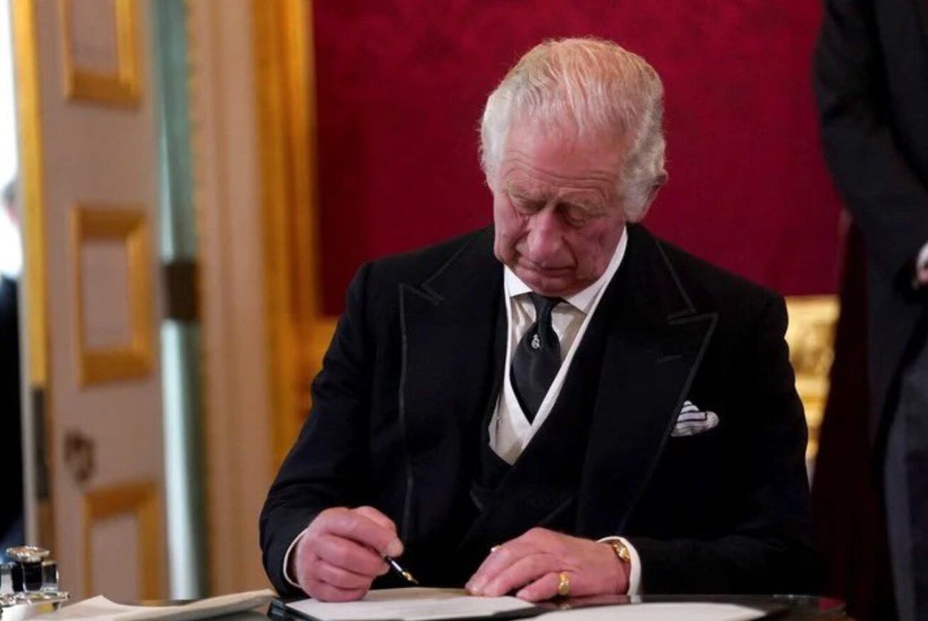 El rey Carlos III firma la proclamación de su nuevo mandato. (Foto: Twitter)