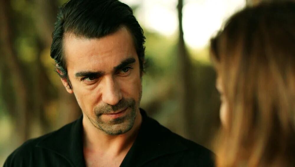 Hakan, de negro, en el más reciente capítulo de "Tierra amarga" (Foto: Tims & B Productions)