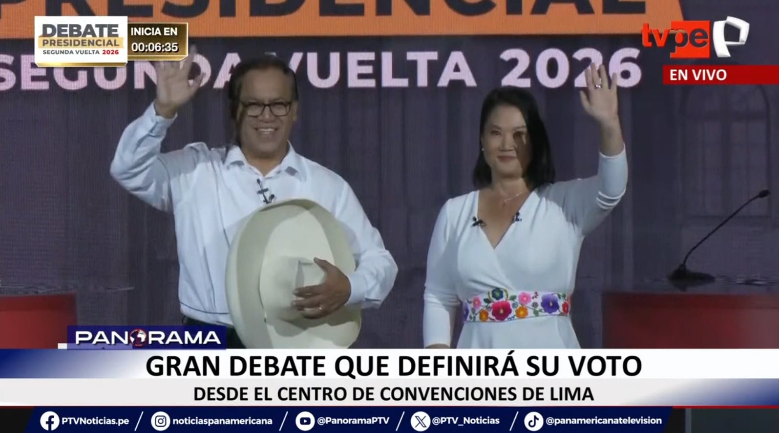 Keiko Fujimori y Roberto Sánchez posan para la foto oficial previo a debatir a una semana de la segunda vuelta.