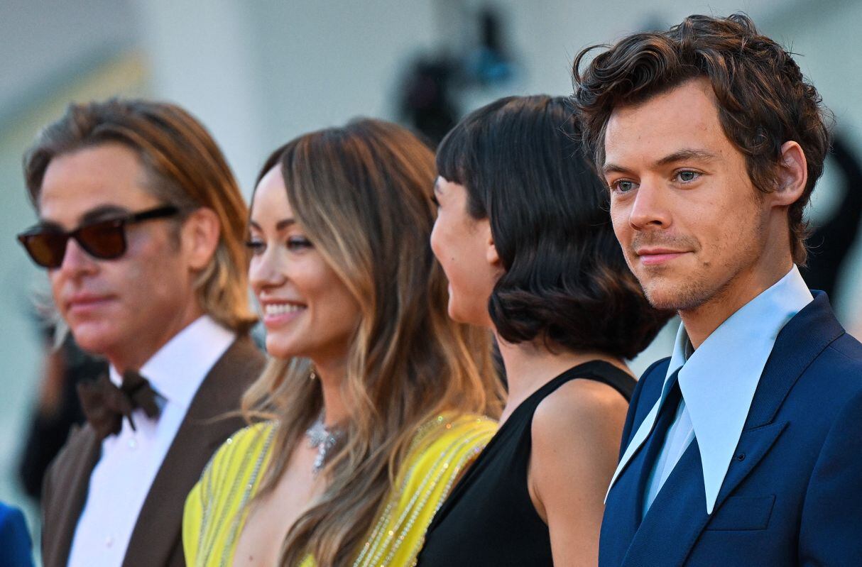 El elenco actoral de "Dont Worry Darling" durante el Festival de Venecia. (Foto: Tiziana FABI / AFP)