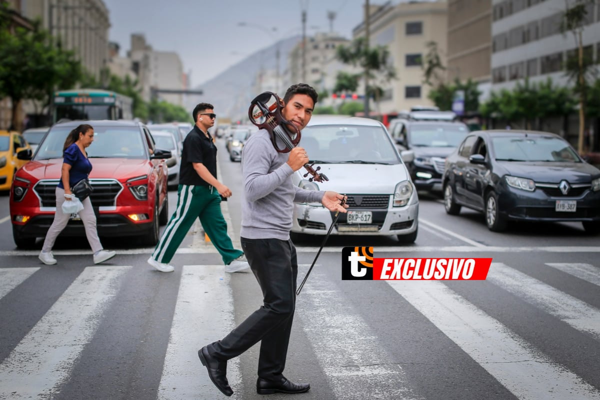 Llegó al Perú para trabajar como pescador, pero la música pudo más. Con su violín interpreta baladas antiguas, rock, reguetón y hasta salsa. Foto: César Bueno.