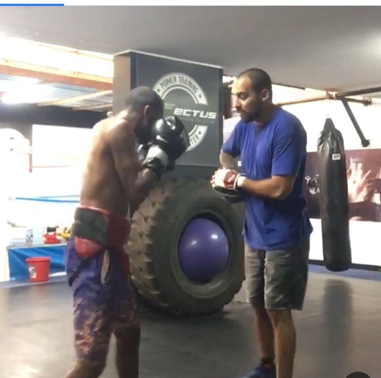 Carlos Mina Zambrano se prepara con Marcelo González. (Difusión)