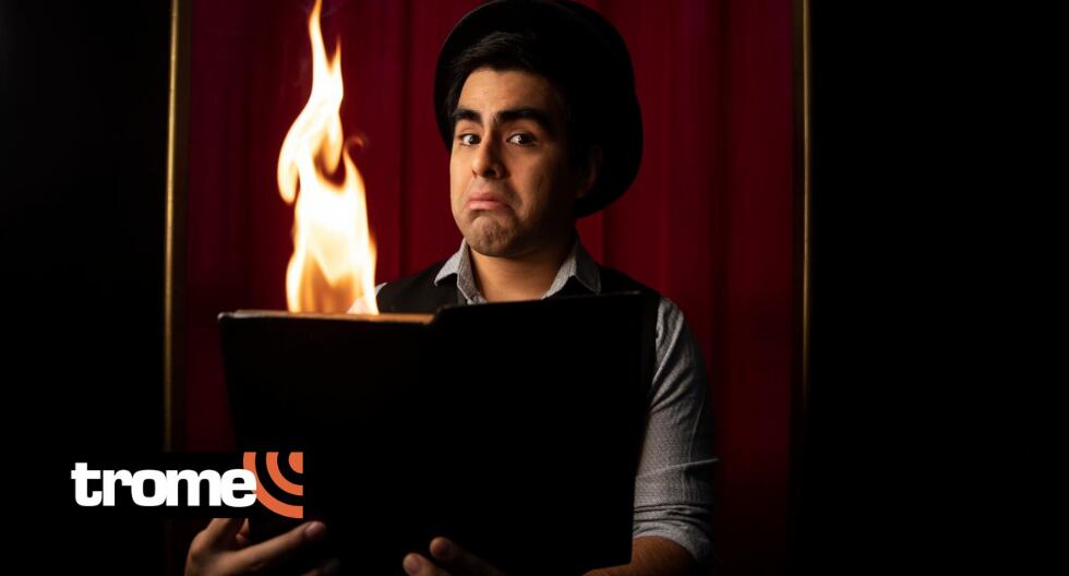 Joven sorprende con trucos de magia