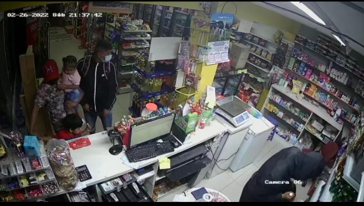Hampones armados irrumpieron en un minimarket, asaltaron el negocio y a un padre de familia con sus hijitos.