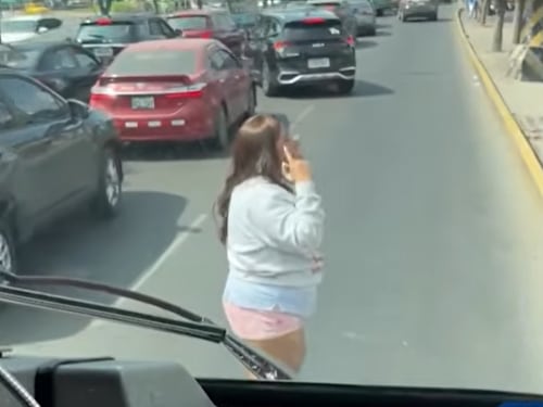 Mujer se pelea con su pareja e impide el paso de camión de bomberos que se dirigía a emergencia