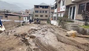 ¡Despiertan entre barro y destrucción! Rotura de tubería en Villa María del Triunfo dejó casas inhabitables y decenas de familias afectadas