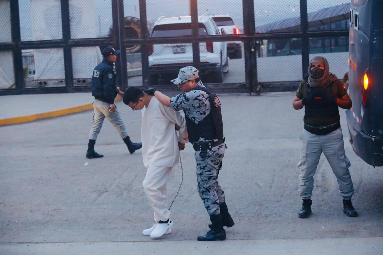 Traslado de reclusos de alta peligrosidad en el penal Ancon 1 contó con la presencia del presidente José Jeri. Fotos: @photo.gec
