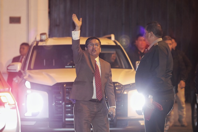 Dina Boluarte y su gabinete de ministros se retiran de palacio luego que el congreso aprobará su vacancia.
Foto: Joel Alonso @photo.gec