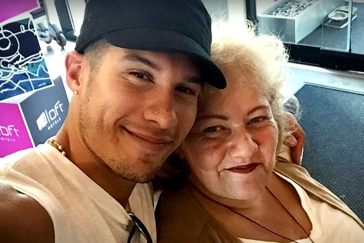 Chyno abrazando a su madre (Foto: Chyno Miranda / Instagram)