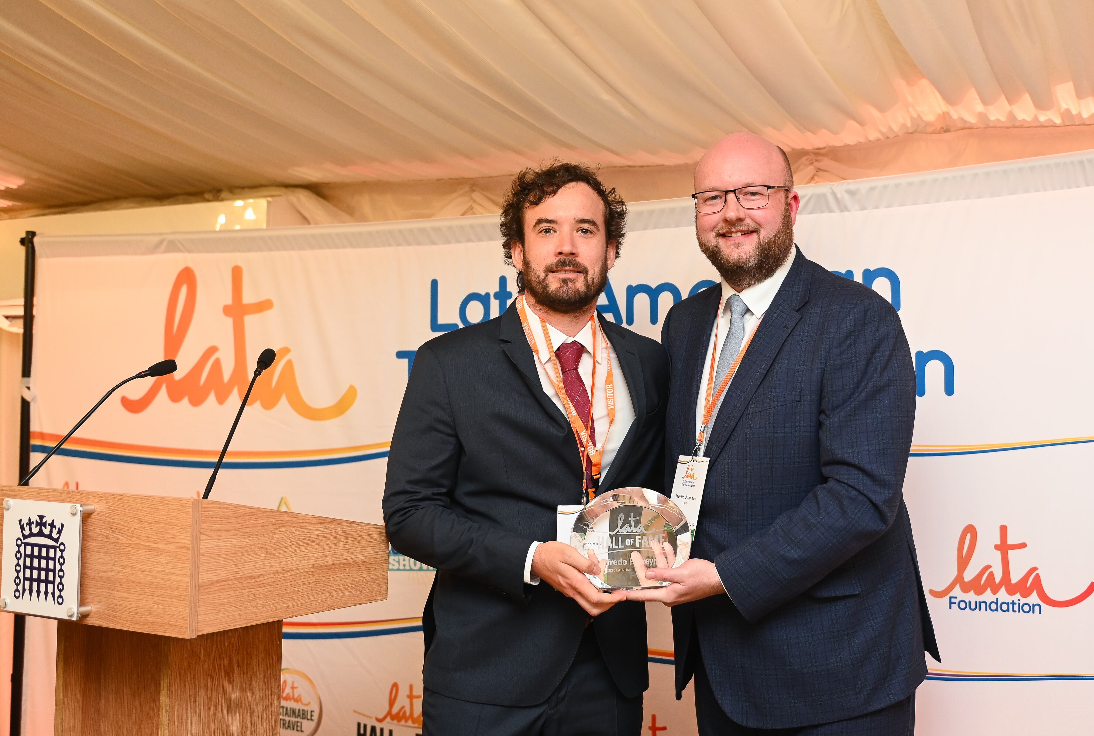 Su hijo Joaquín recibió placa de cristal en su nombre.
