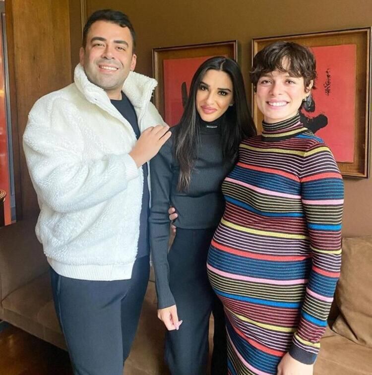 Özge Özpirinçci y sus amigos, los actores Serkan Keskin y Meriç (Foto: Milliyet)