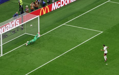 ¡España golpea primero! Oyarzabal marca de penal ante Francia y acerca a La Roja a la final del Mundial 2...