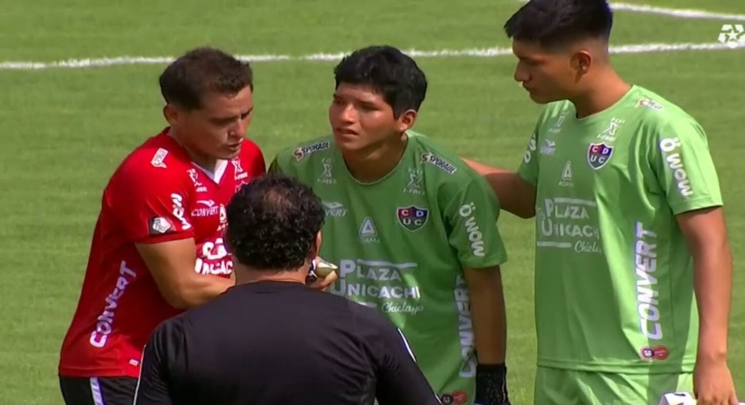 Arquero Diego López recibe el consuelo de compañeros. (Liga 1 Max)