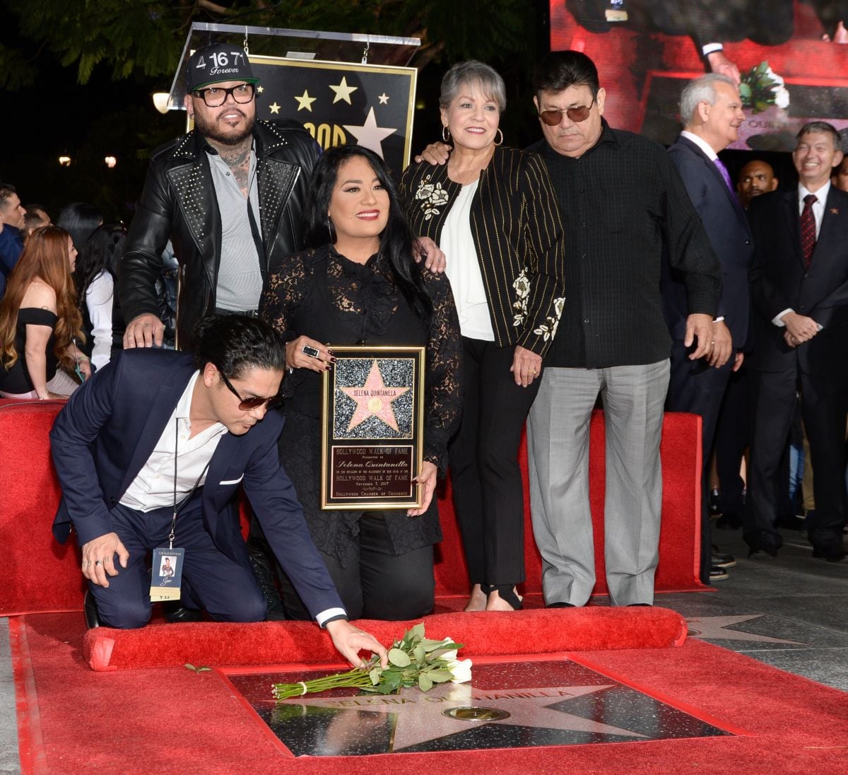 Chris Pérez, A.B. Quintanilla III, Suzette Quintanilla, Marcella Samora y Abraham Quintanilla Jr. asisten a la ceremonia en honor a la cantante Selena Quintanilla con una estrella en el Paseo de la Fama de Hollywood el 3 de noviembre de 2017, en Hollywood, California. (Foto: Tara Ziemba / AFP)