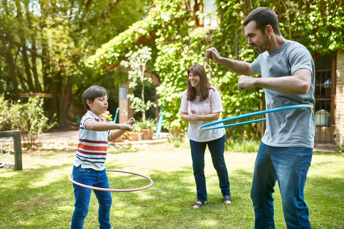 Pasar tiempo de calidad con tus hijos es determinante para reforzar su autoestima. Foto: Istock.