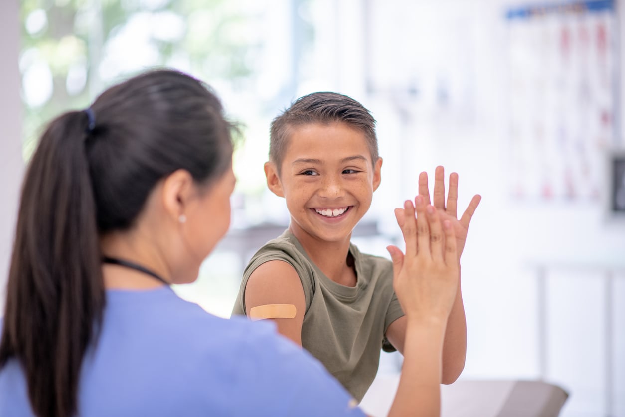Aprovecha el regreso a clases para vacunarlos. Foto: Istock.