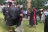 Estudiante pelea con su maestra en la graduación por robarle “su momento”