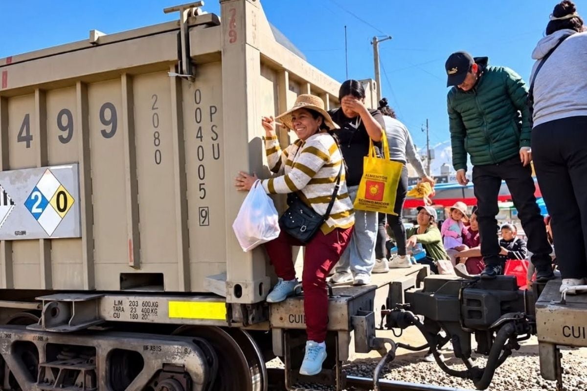Pobladores de Río Seco expusieron su integridad al cruzar entre vagones del tren (Foto: @dilofuertearequipa)