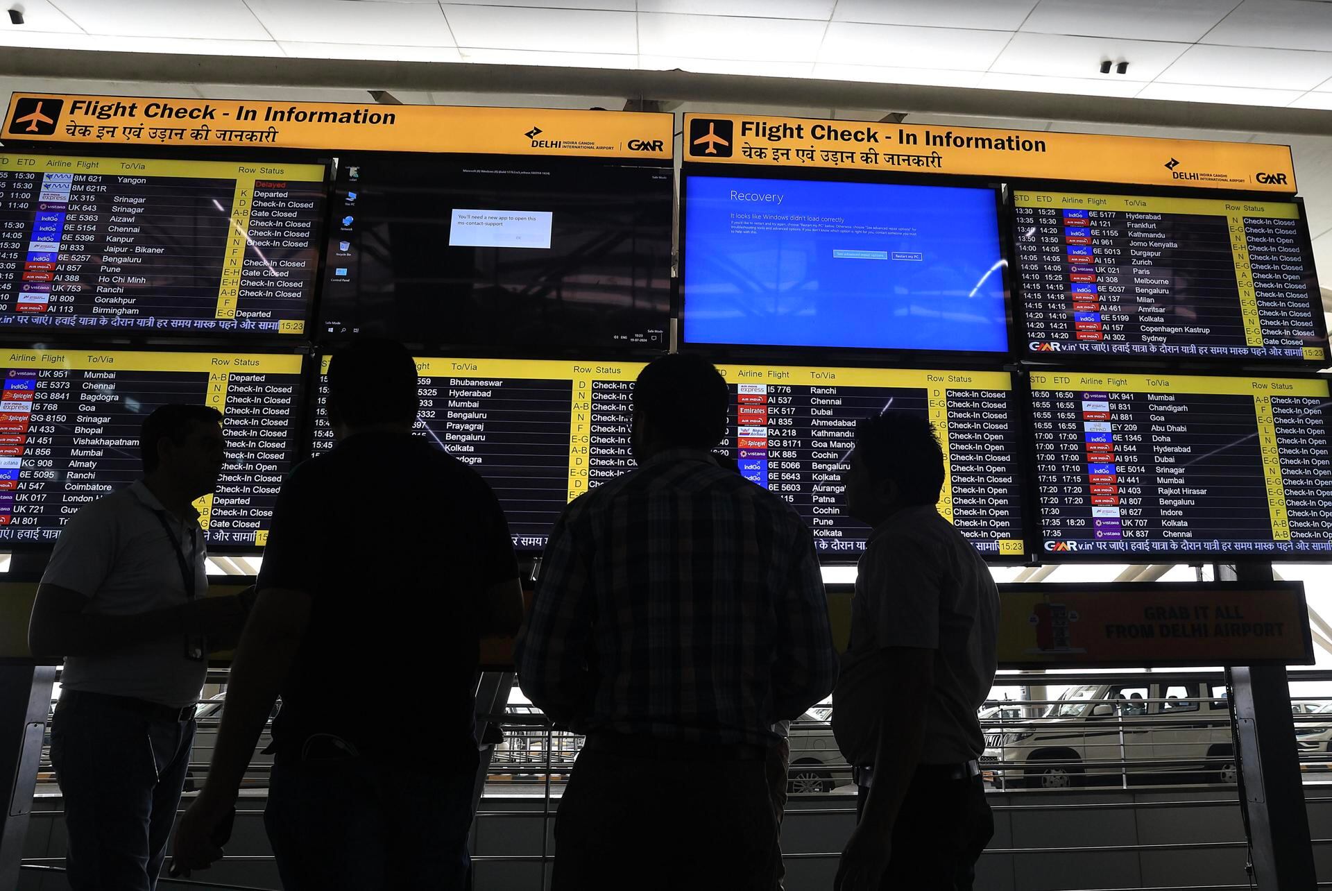 Empresas e instituciones de todo el mundo se vieron afectadas el 19 de julio por una importante interrupción informática en los sistemas que ejecutan Microsoft Windows vinculada a una actualización defectuosa del software de ciberseguridad Crowdstrike. EFE/EPA/RAJAT GUPTA